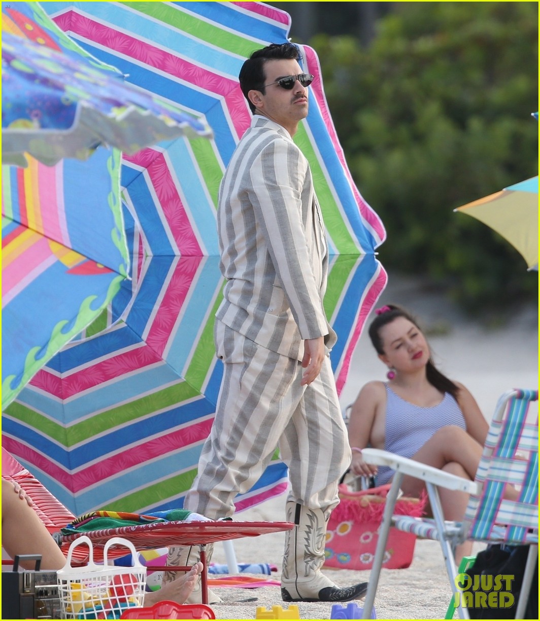 the jonas brothers throw huge beach party for music video in miami 32