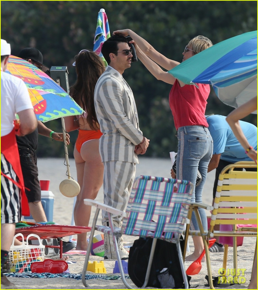 the jonas brothers throw huge beach party for music video in miami 36