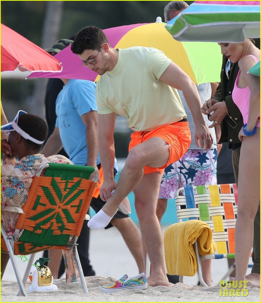 the jonas brothers throw huge beach party for music video in miami 40