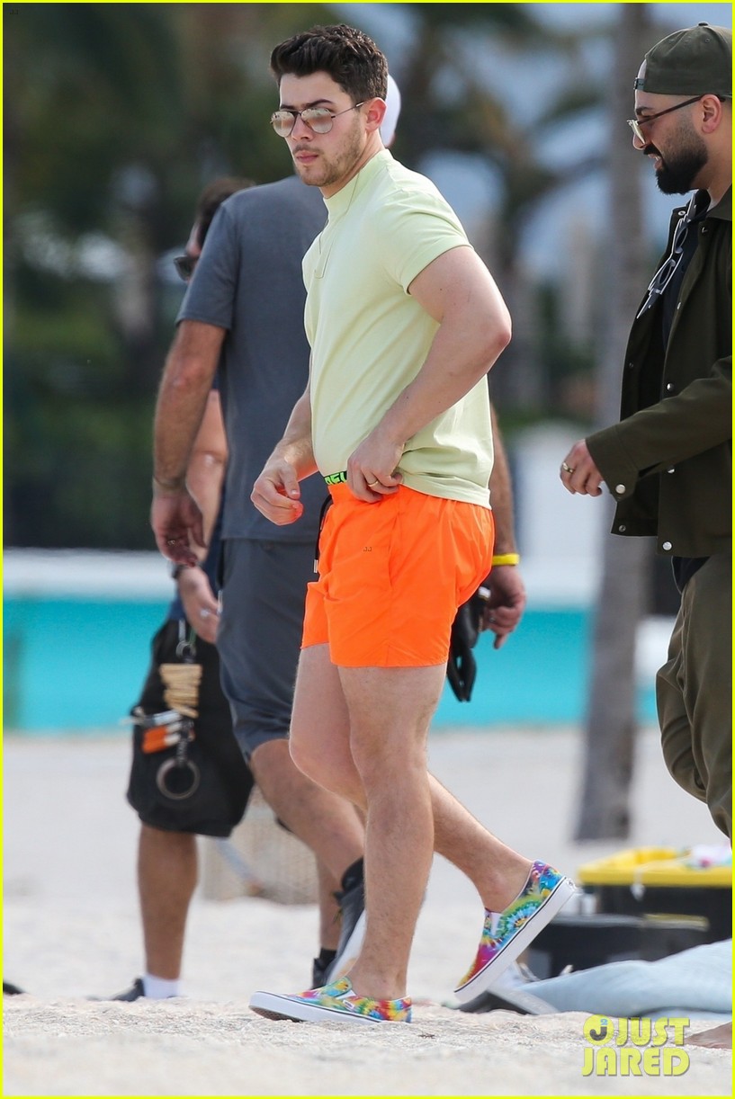 the jonas brothers throw huge beach party for music video in miami 41