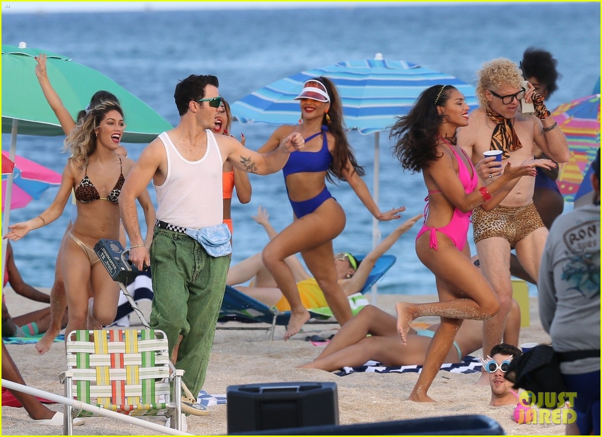 the jonas brothers throw huge beach party for music video in miami 42