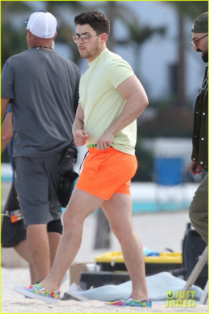the jonas brothers throw huge beach party for music video in miami 43