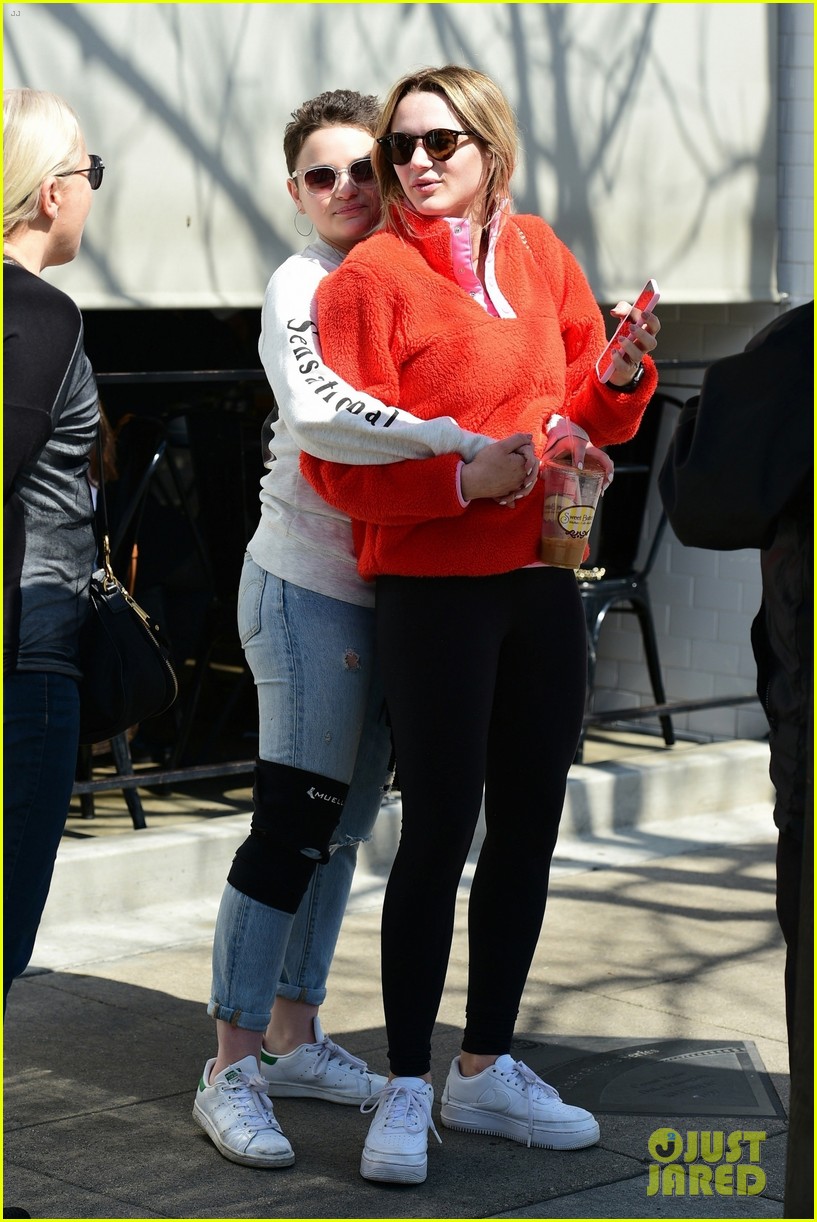 joey king lunch with sister hunter king 03