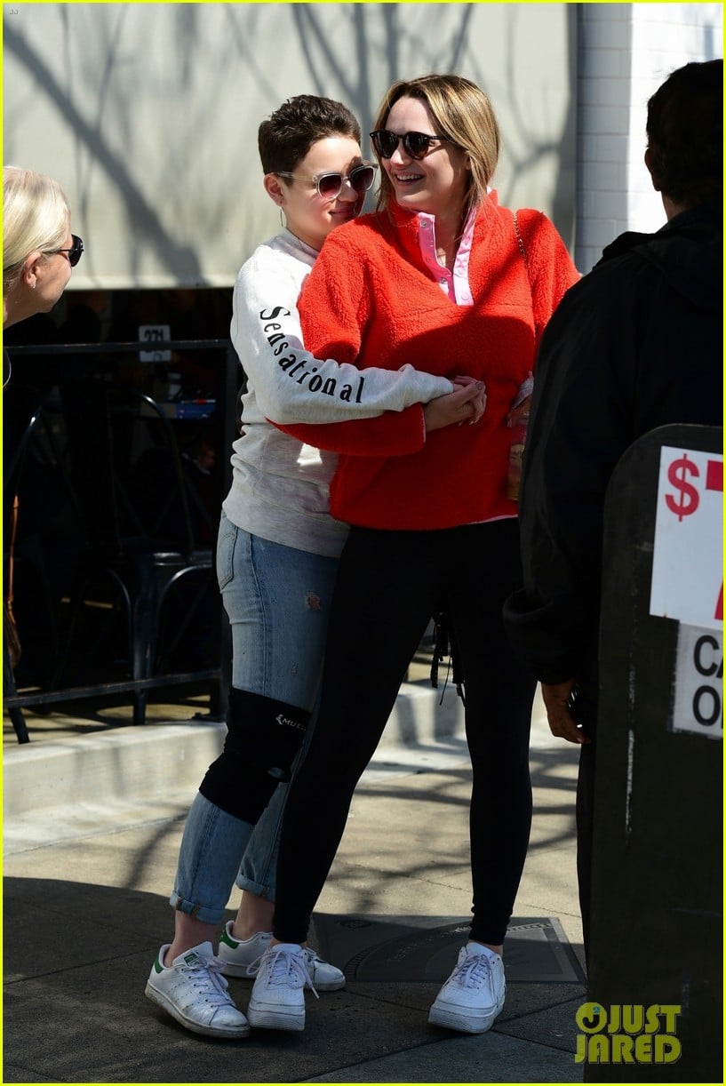 joey king lunch with sister hunter king 16
