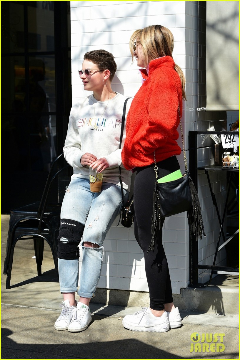 joey king lunch with sister hunter king 20