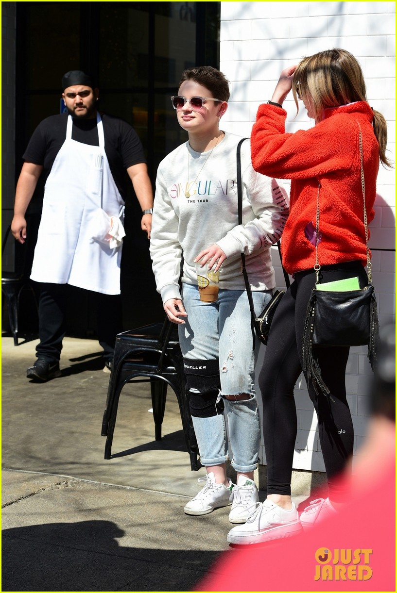 joey king lunch with sister hunter king 38