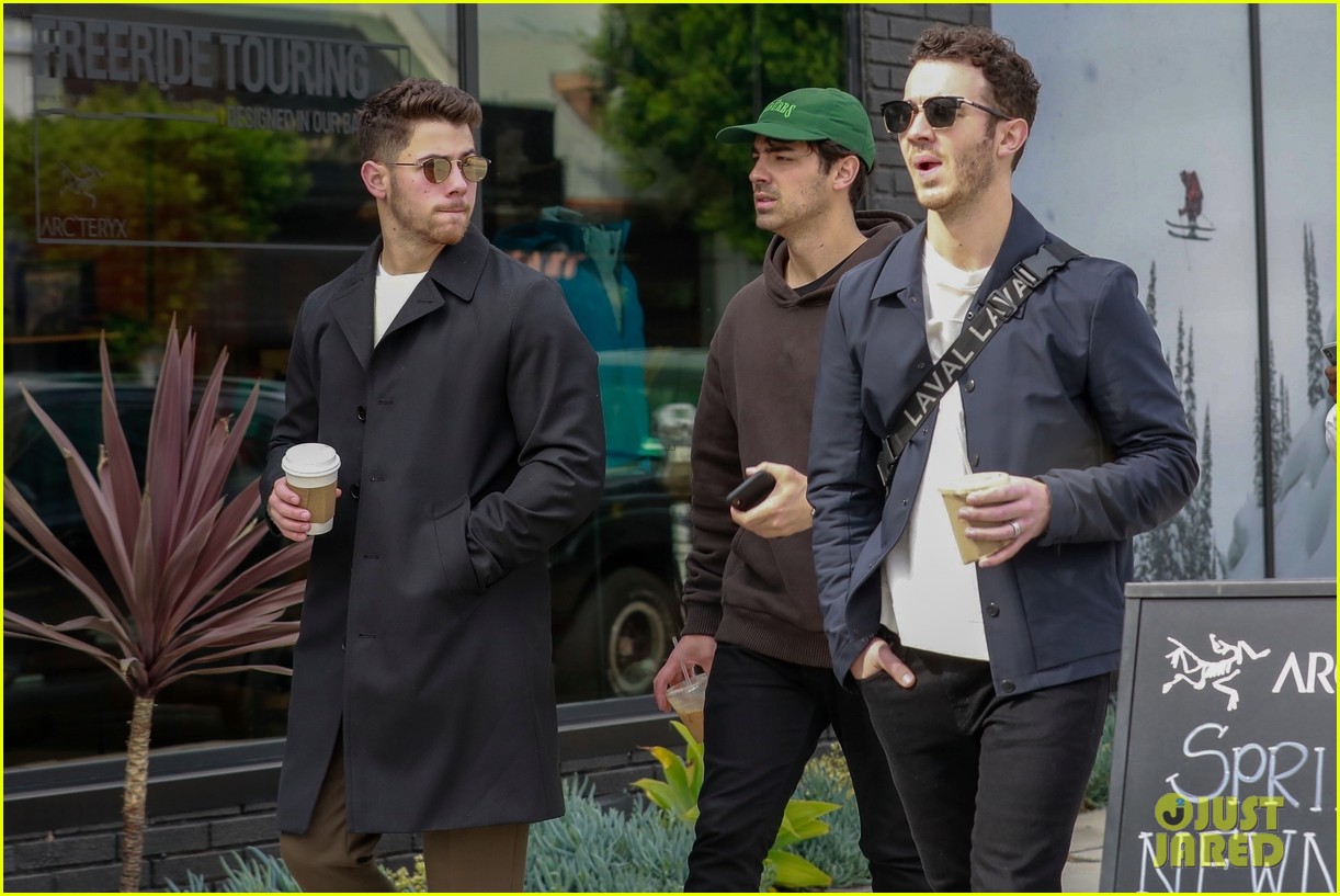jonas brothers lunch in los angeles 02