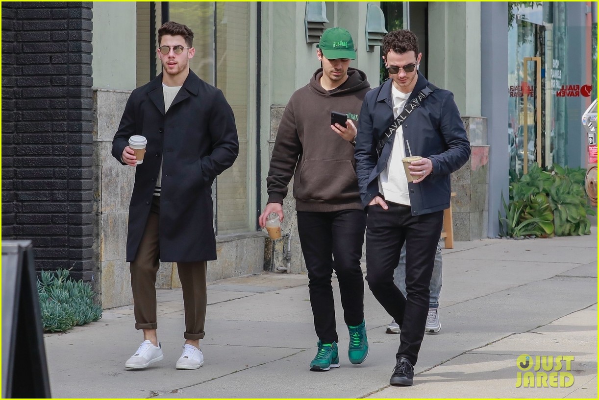 jonas brothers lunch in los angeles 24