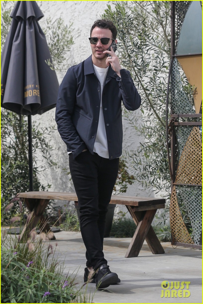 jonas brothers lunch in los angeles 30