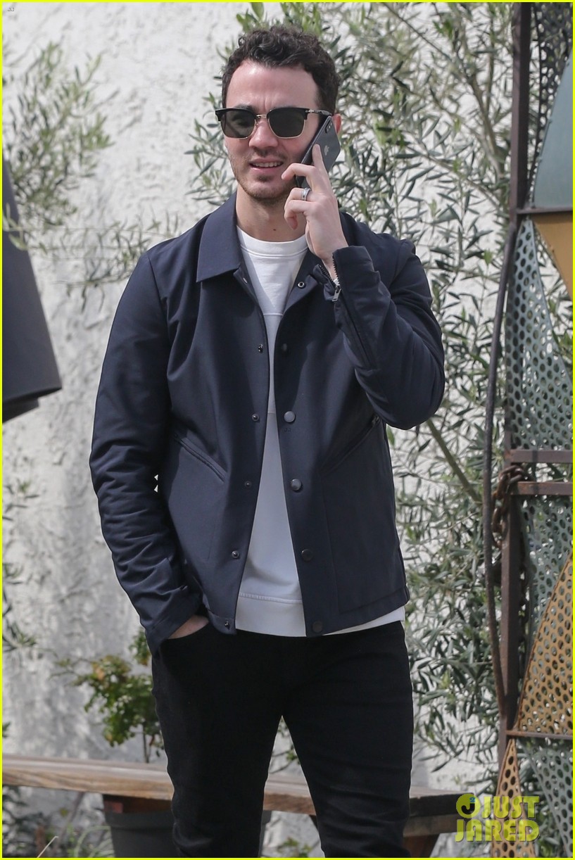 jonas brothers lunch in los angeles 32