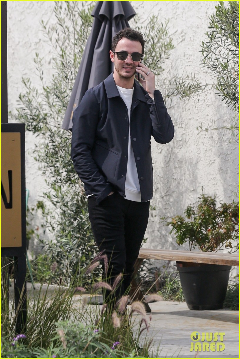 jonas brothers lunch in los angeles 36