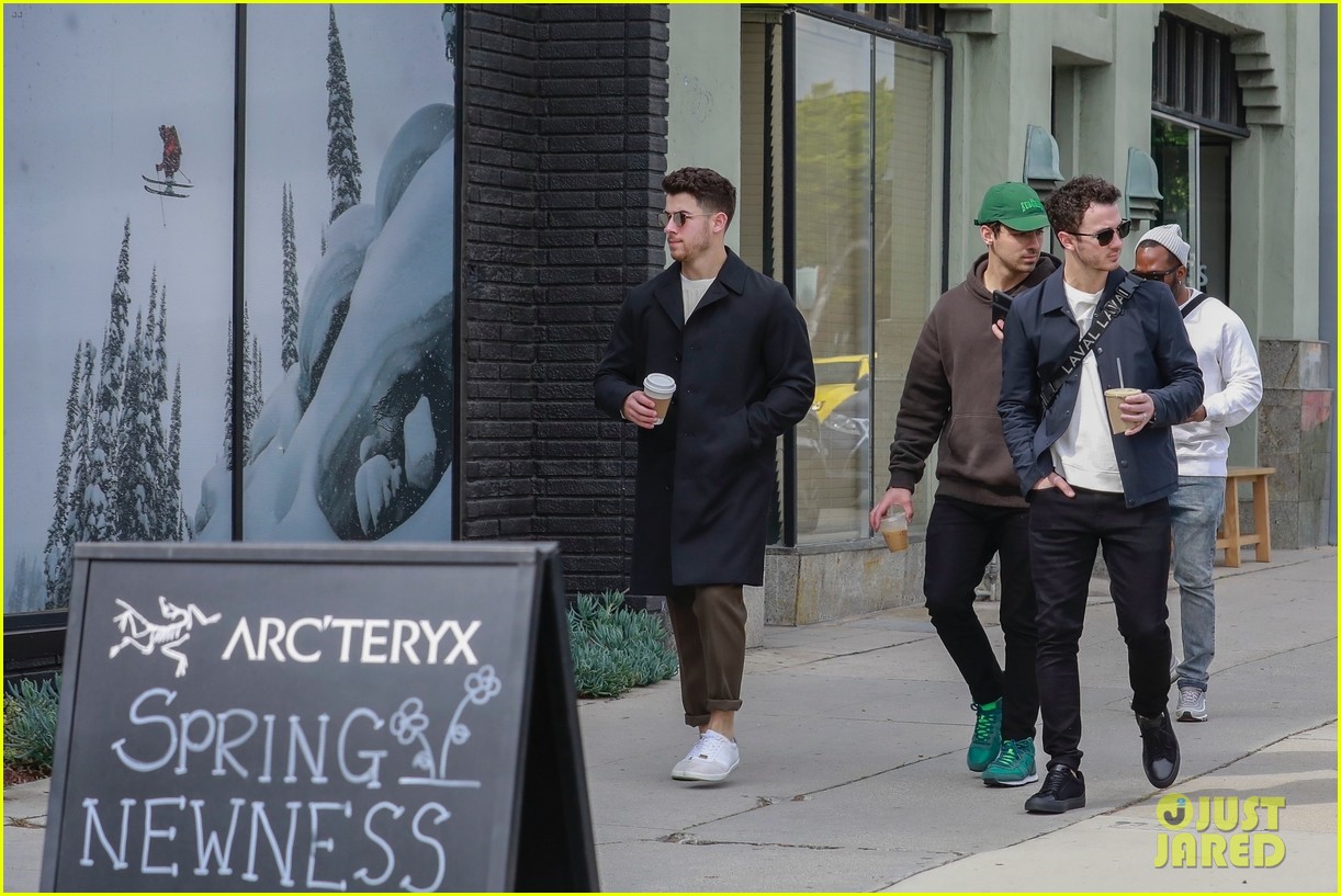 jonas brothers lunch in los angeles 42