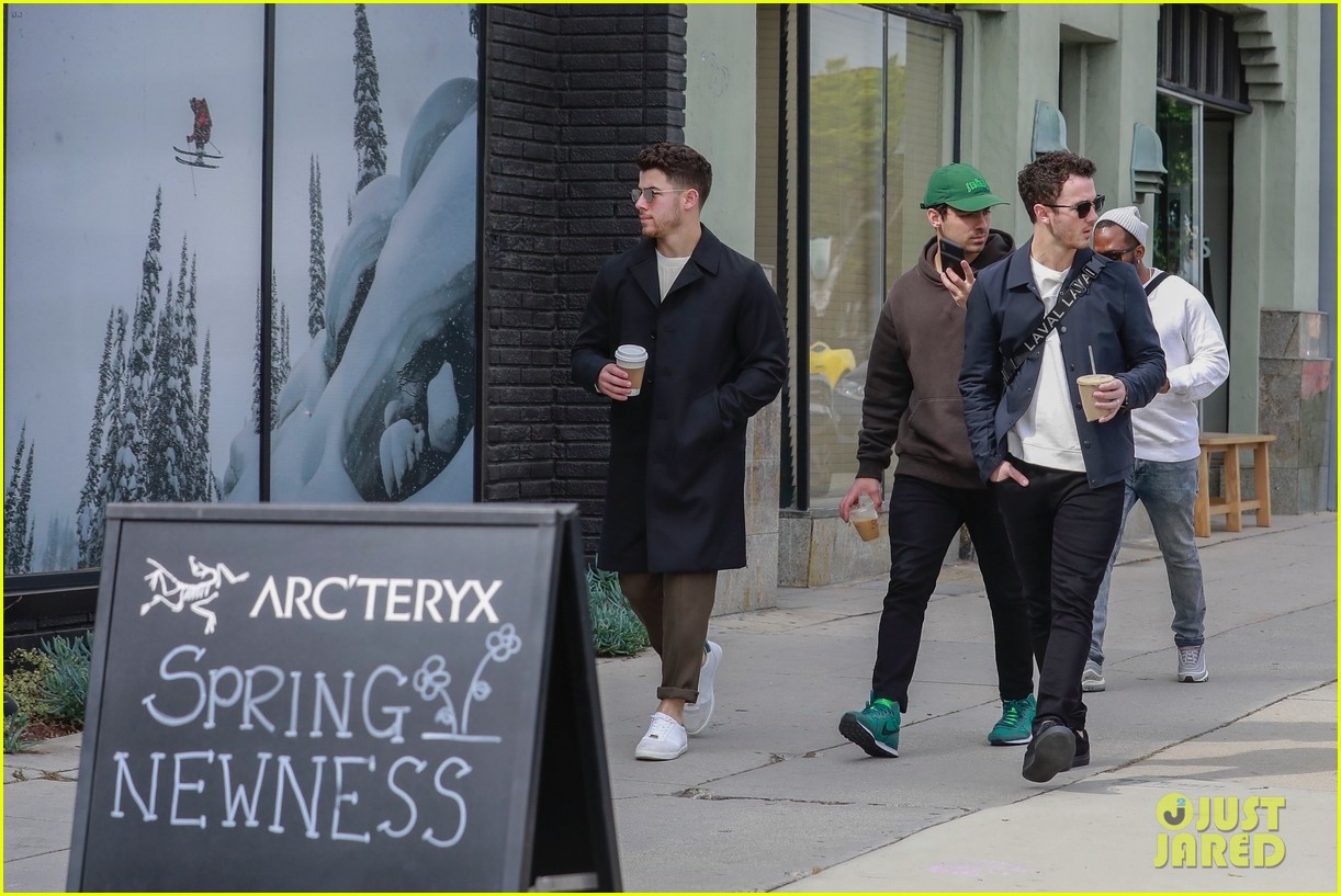 jonas brothers lunch in los angeles 48