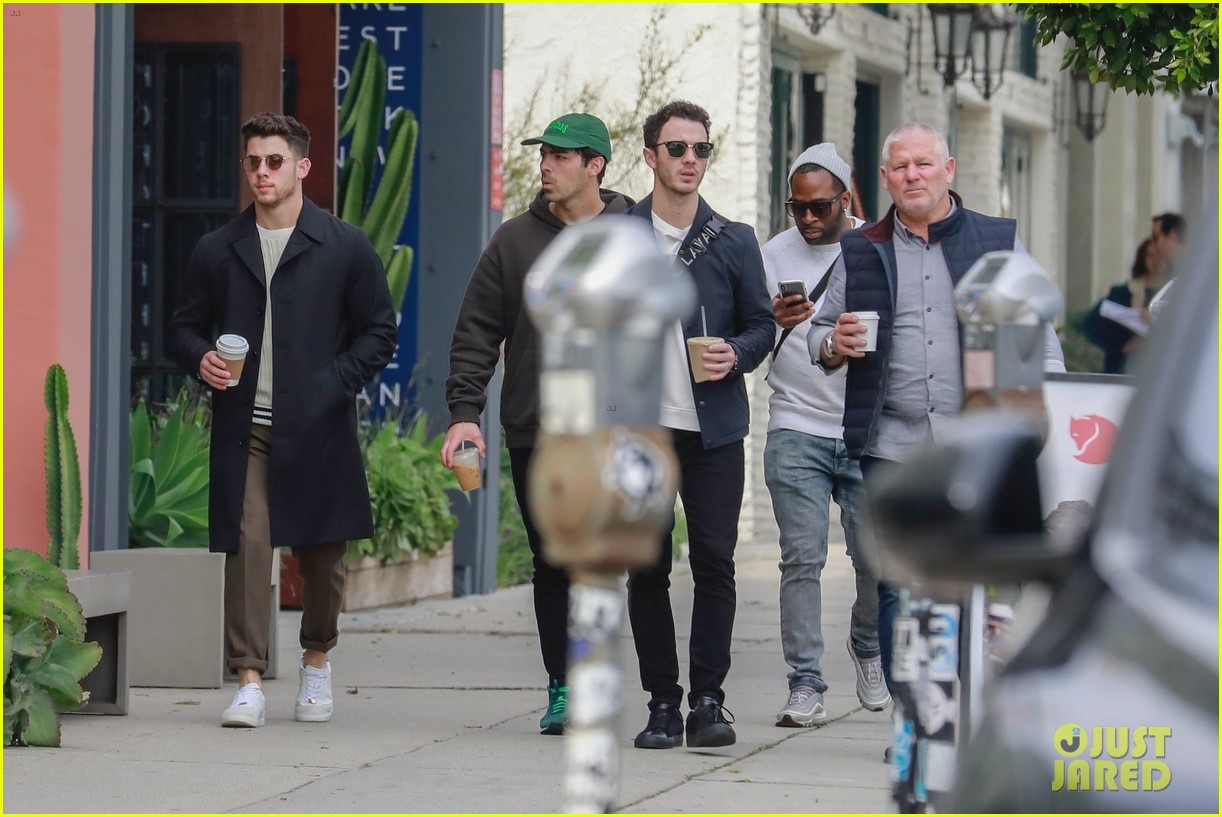 jonas brothers lunch in los angeles 52