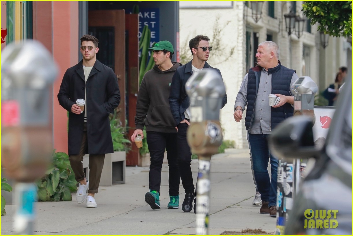 jonas brothers lunch in los angeles 54