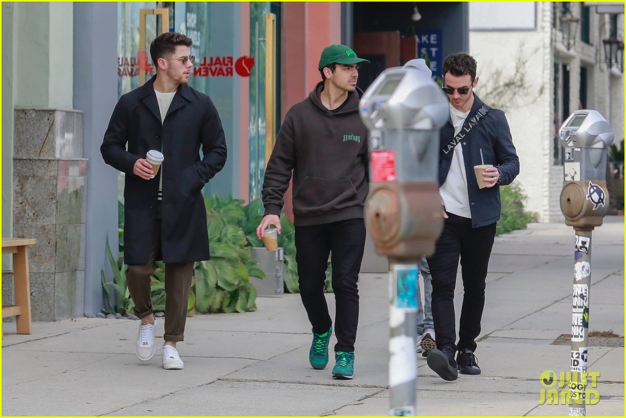 jonas brothers lunch in los angeles 57
