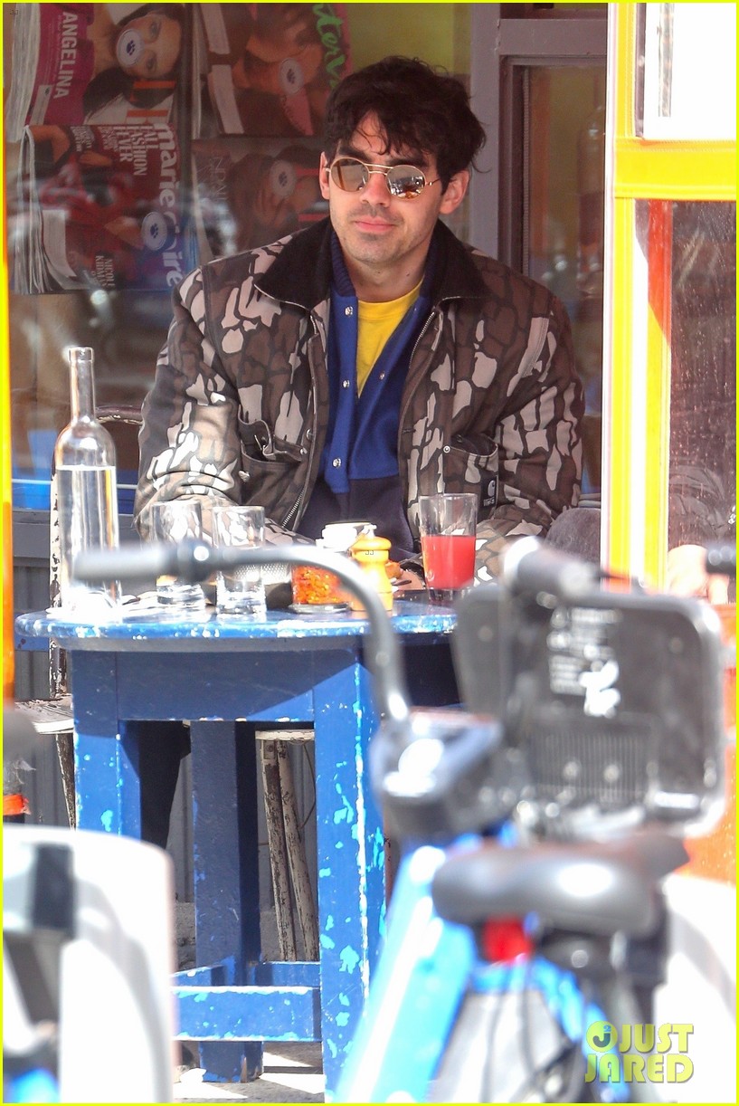 joe jonas dons printed jacket for solo lunch outing 01
