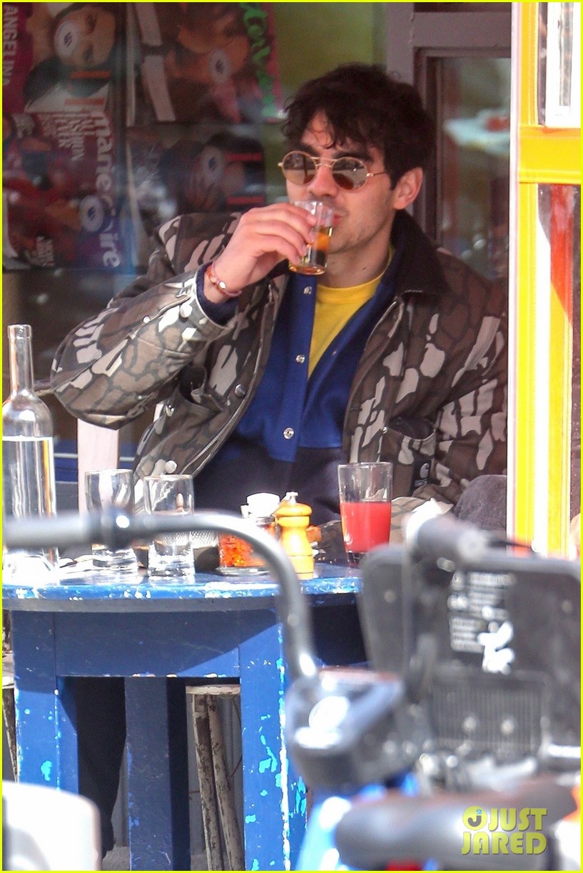 joe jonas dons printed jacket for solo lunch outing 02