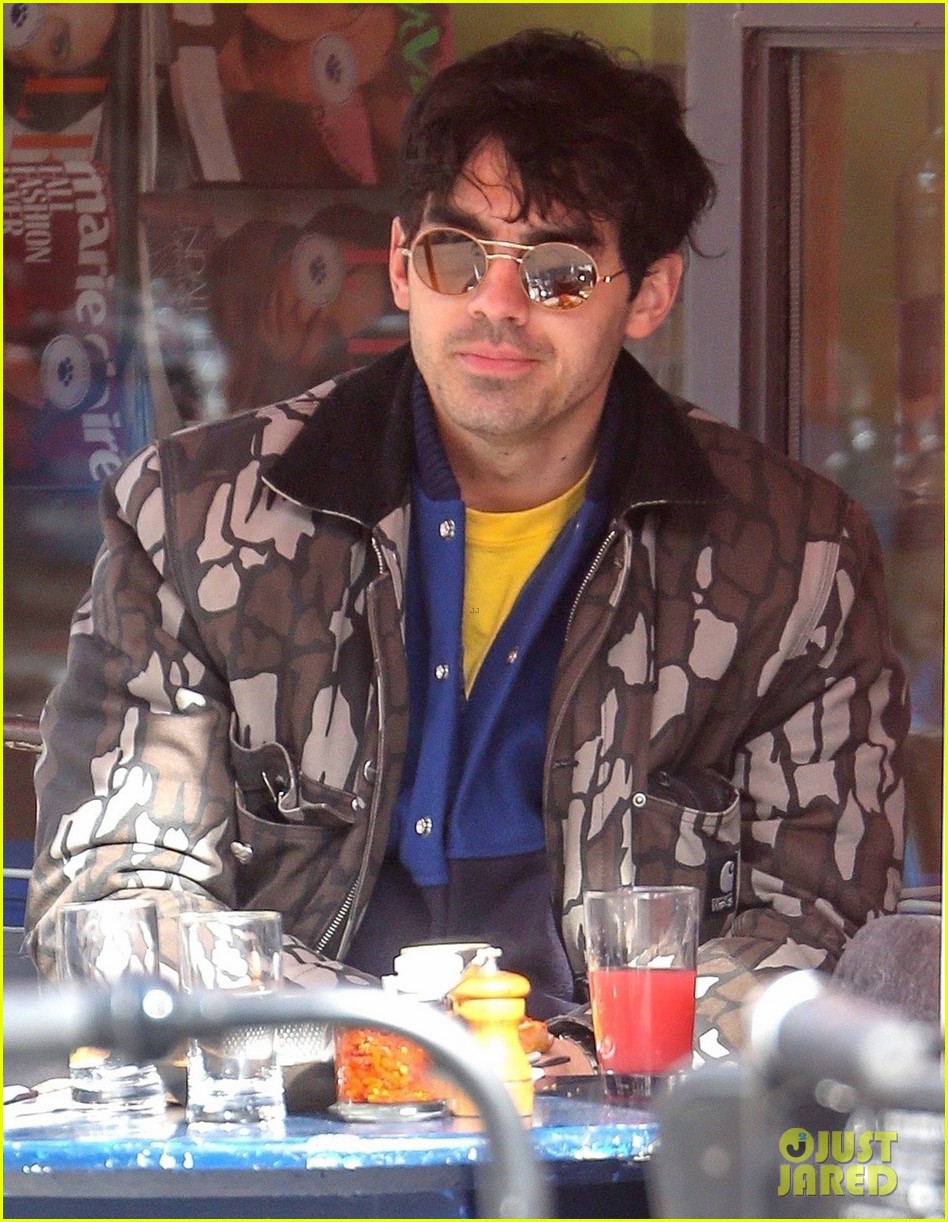 joe jonas dons printed jacket for solo lunch outing 03