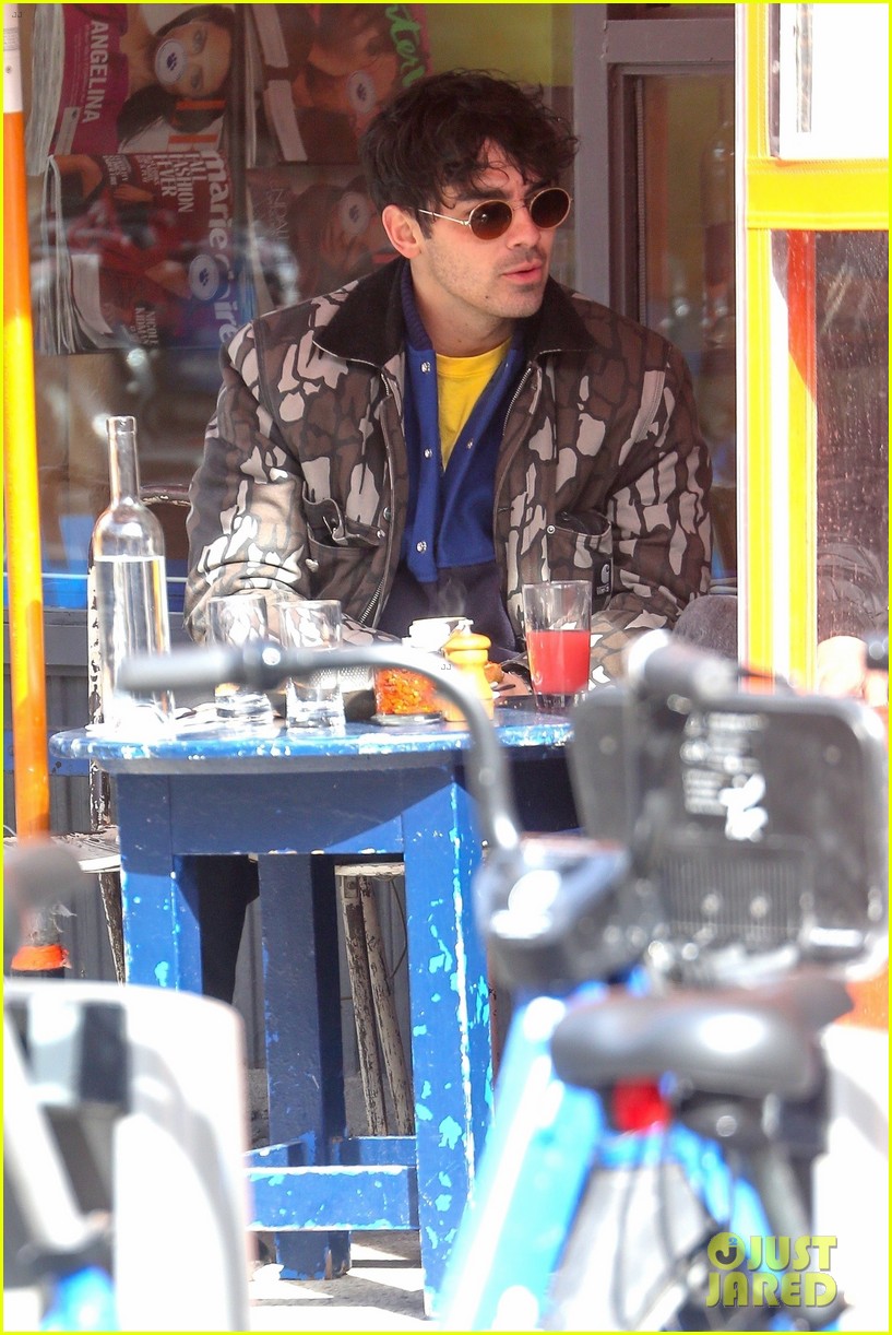 joe jonas dons printed jacket for solo lunch outing 04
