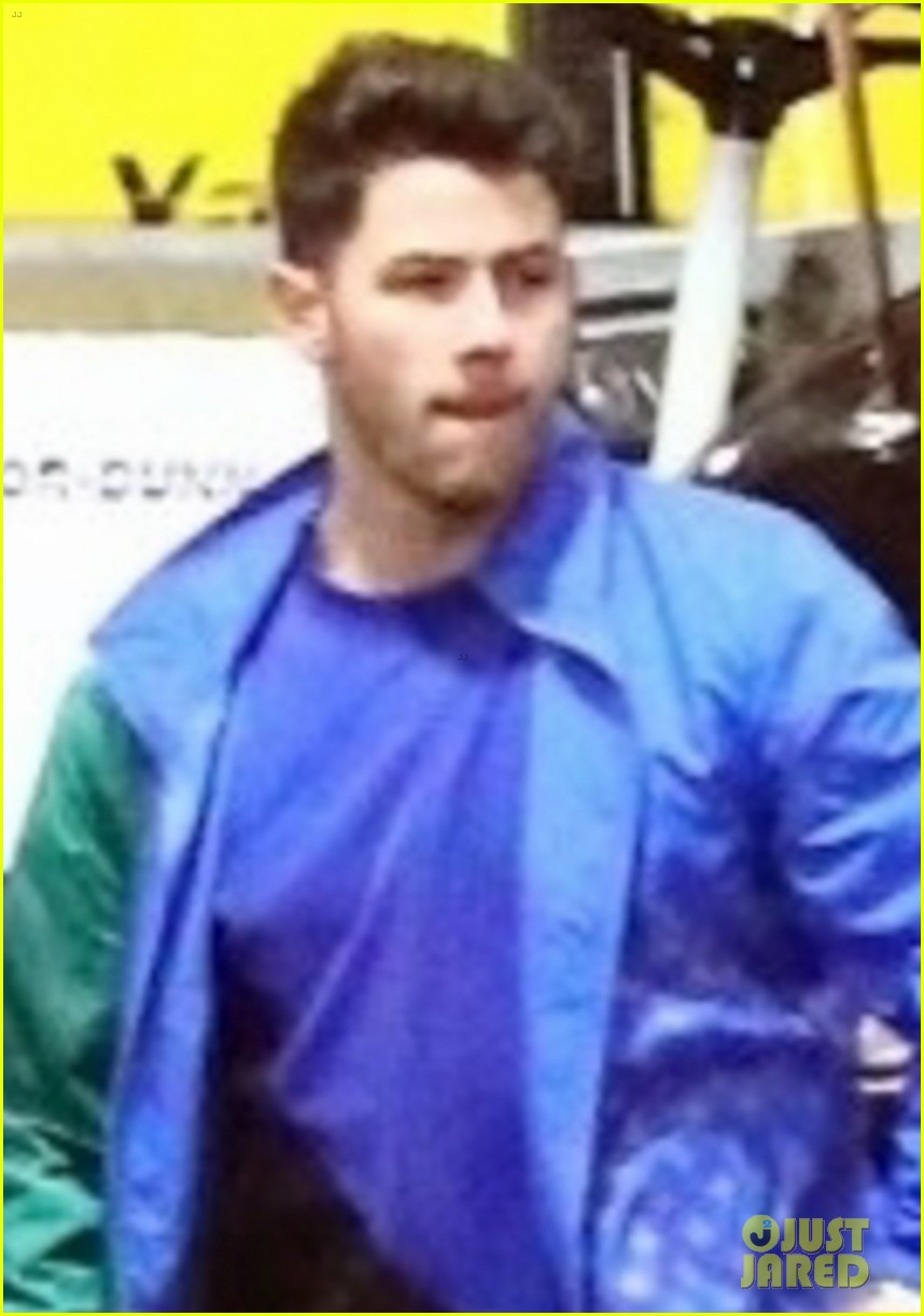 nick jonas checks out justin timberlake concert with friends 01