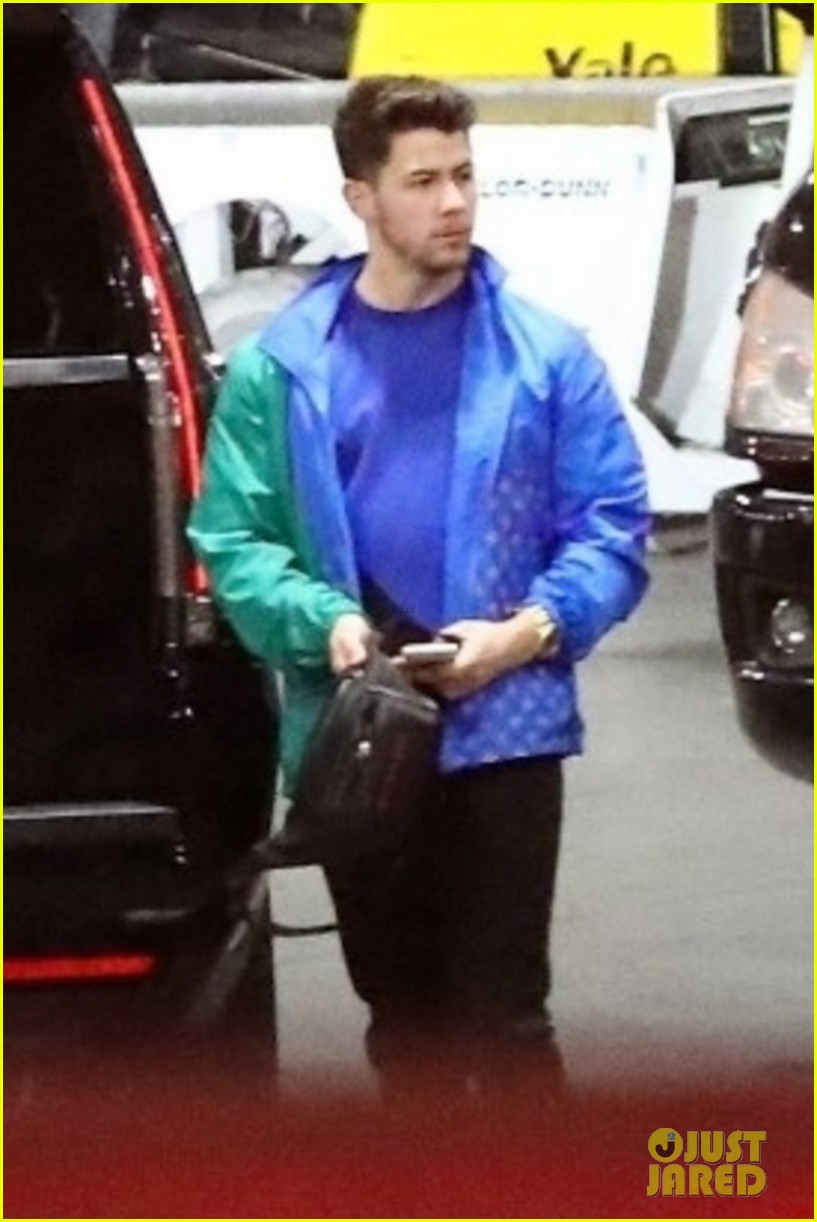 nick jonas checks out justin timberlake concert with friends 04