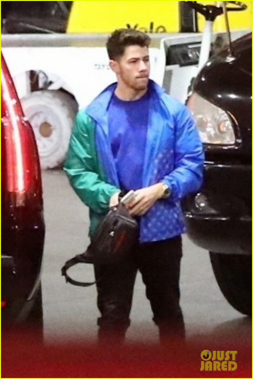 nick jonas checks out justin timberlake concert with friends 05