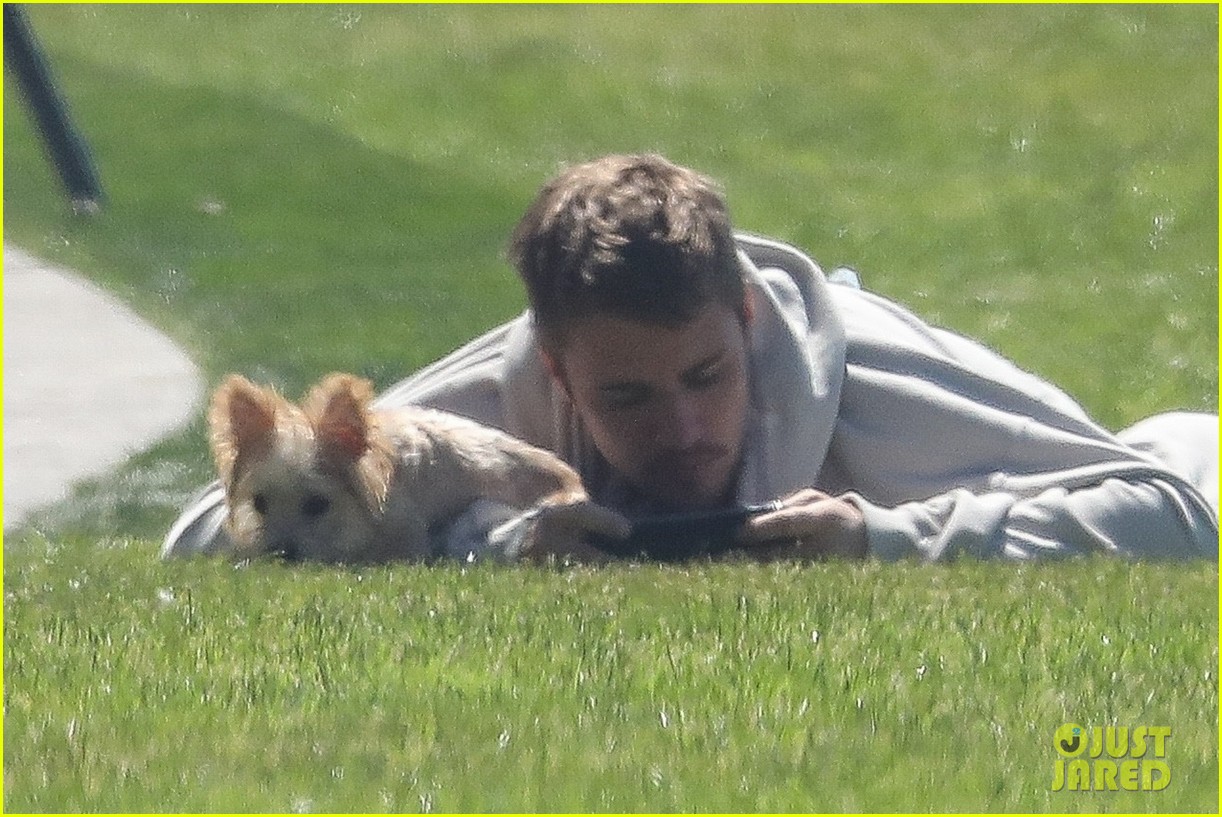 justin bieber brings adorable pup oscar to the park 01