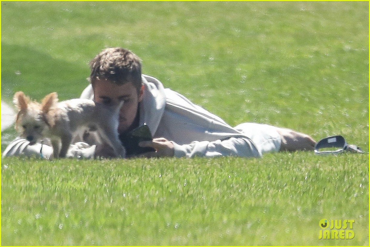 justin bieber brings adorable pup oscar to the park 03