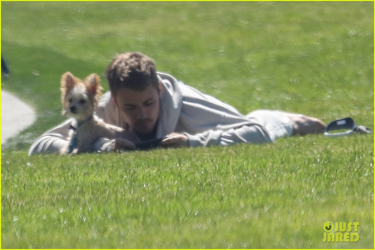 justin bieber brings adorable pup oscar to the park 05