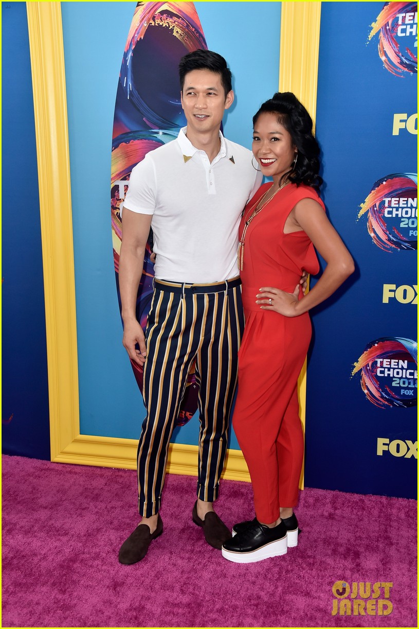 harry shum jr welcomes first child with wife shelby rabara 09