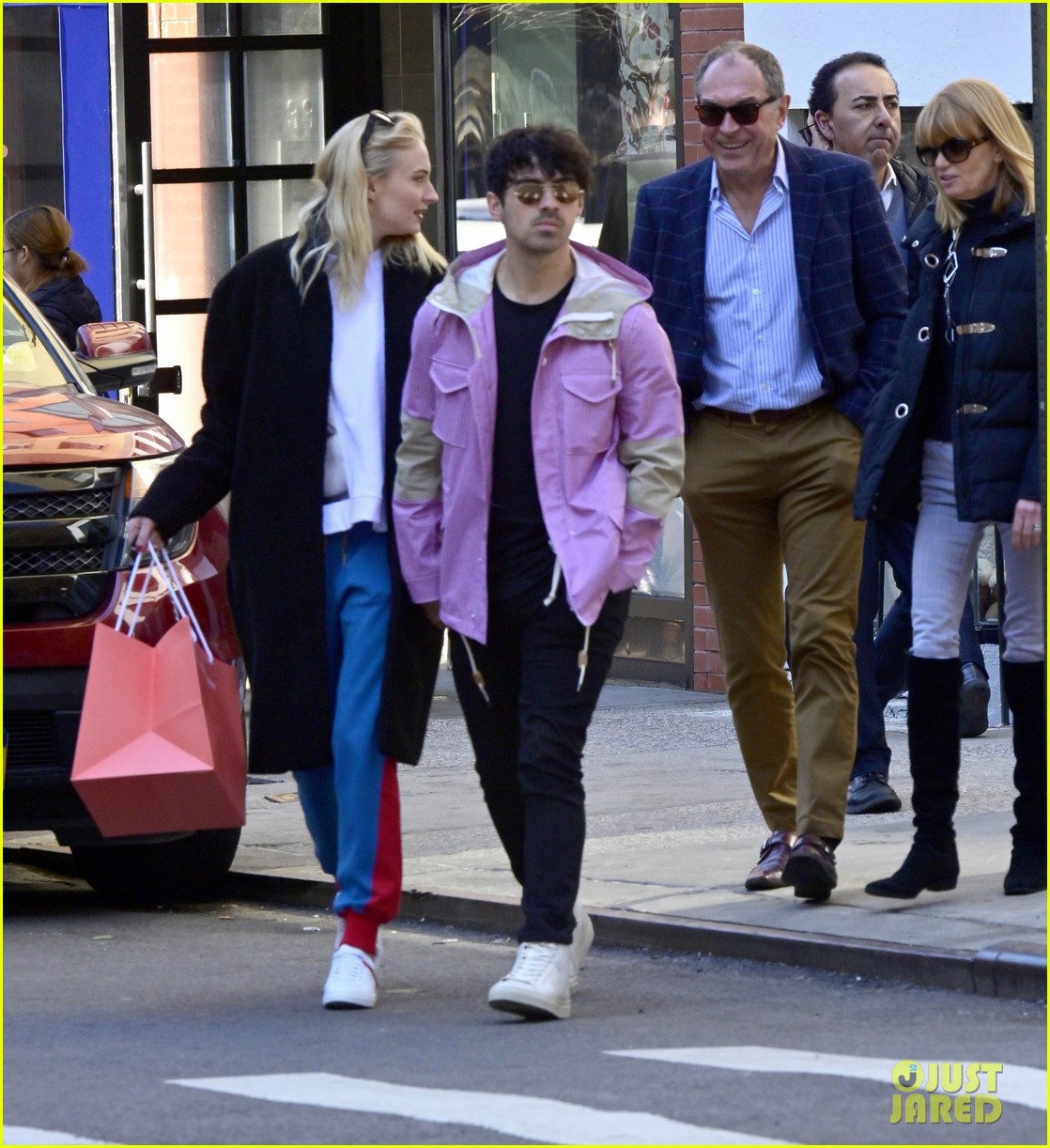 joe jonas sophie turner lunch with her parents 04