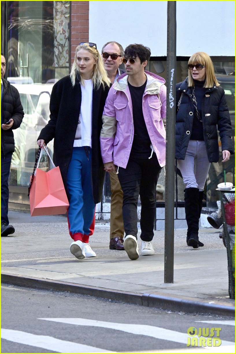 joe jonas sophie turner lunch with her parents 05