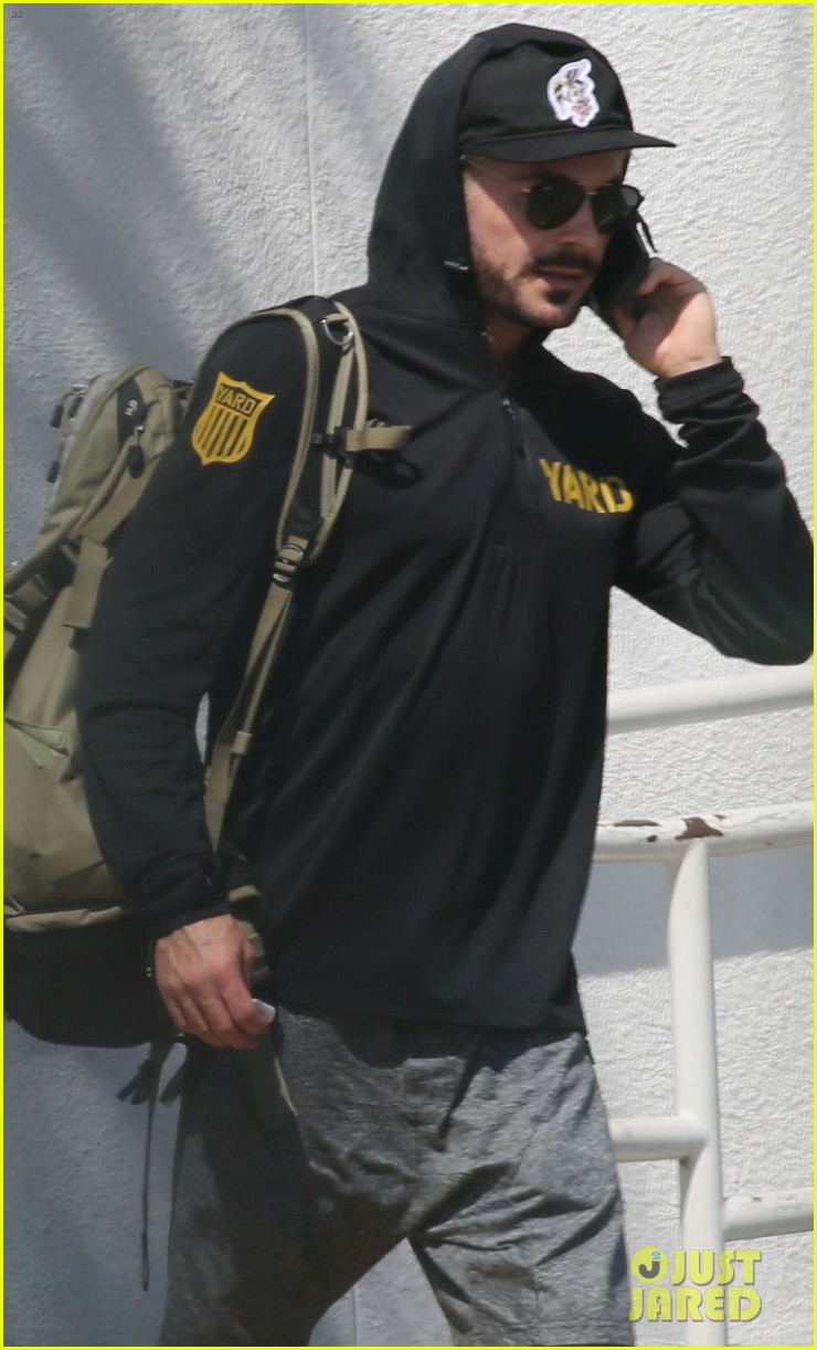 zac efron steps out after acl injury 04