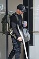 zac efron heads to physical therapy after tearing acl 01
