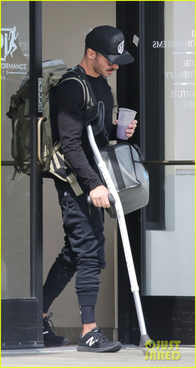 zac efron heads to physical therapy after tearing acl 01