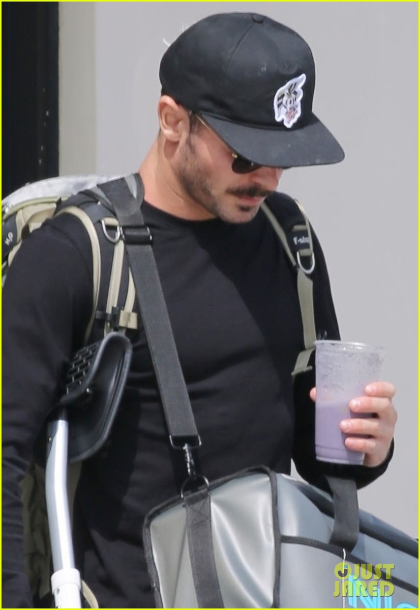 zac efron heads to physical therapy after tearing acl 04