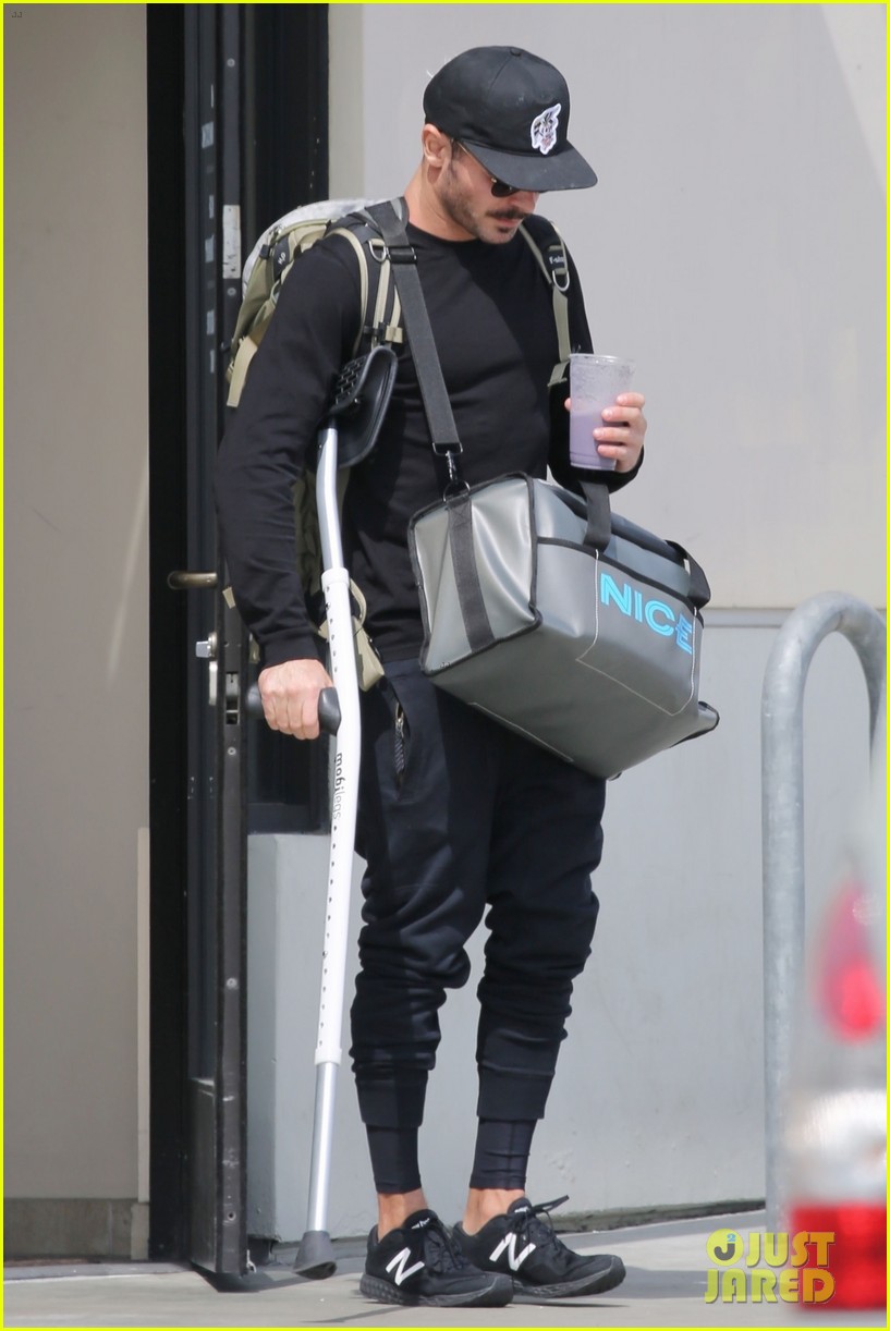 zac efron heads to physical therapy after tearing acl 06
