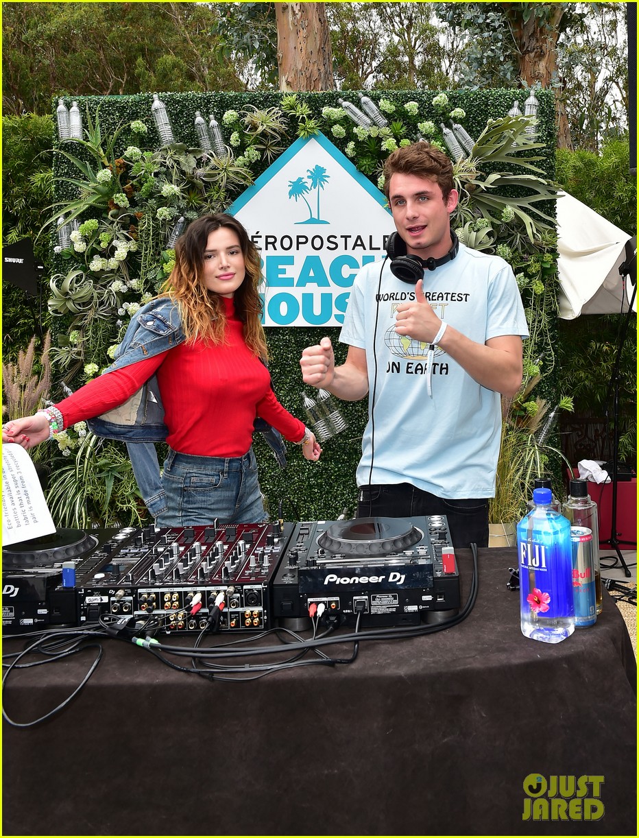 bella thorne stop by aero beach house for sustainable beach retreat 24