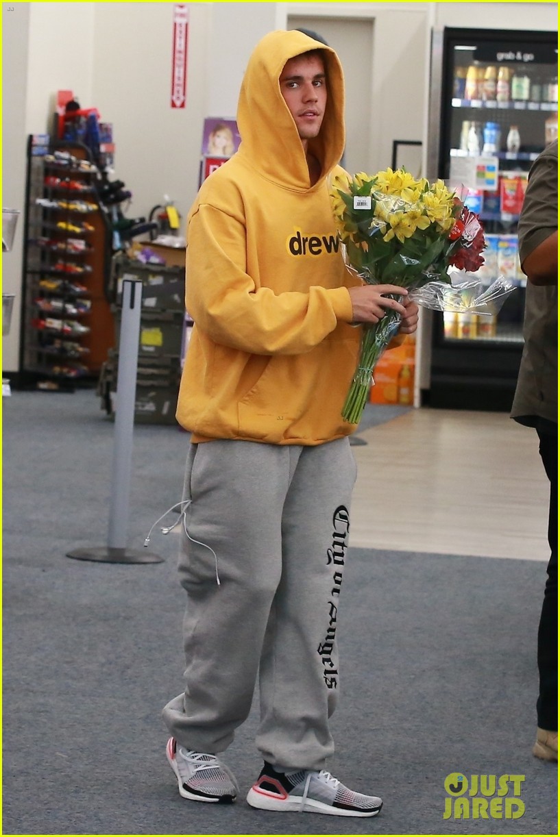 justin bieber picks up flowers for wife hailey in beverly hills 01