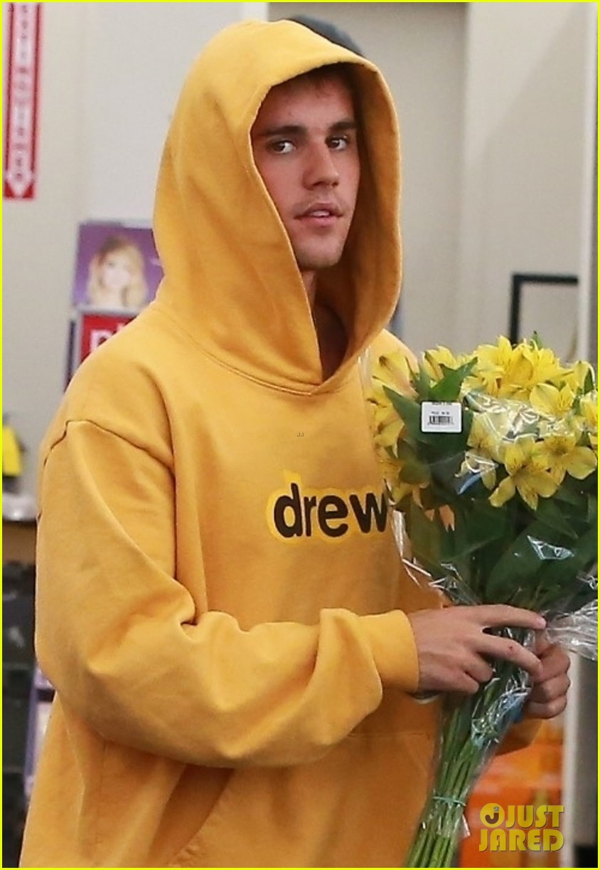 justin bieber picks up flowers for wife hailey in beverly hills 04