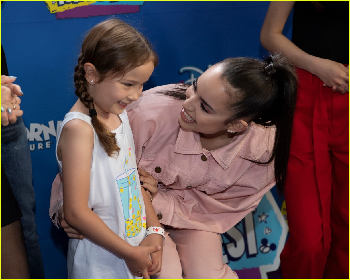 Dove Cameron Sofia Carson Join Descendants Cast At Disney Channel Fan Fest Photo