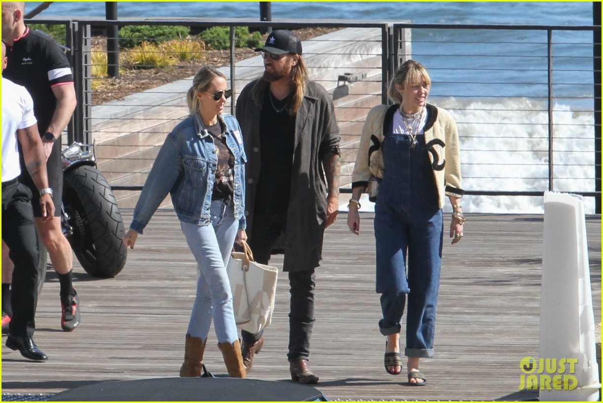 miley cyrus liam hemsworth lunch with family 03