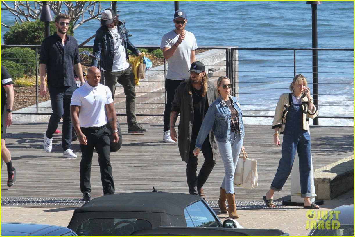 miley cyrus liam hemsworth lunch with family 05
