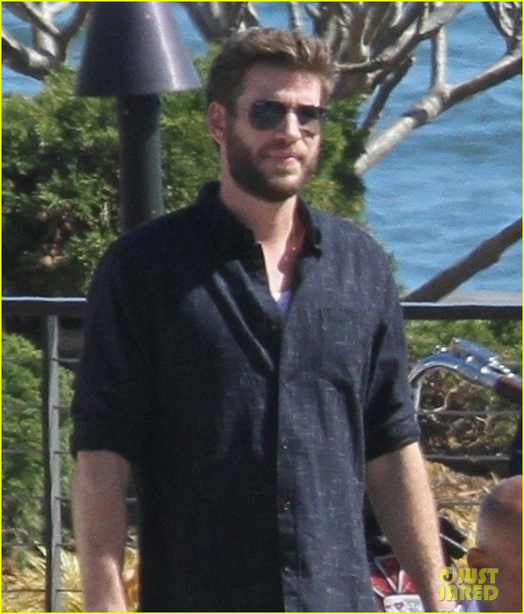 miley cyrus liam hemsworth lunch with family 07