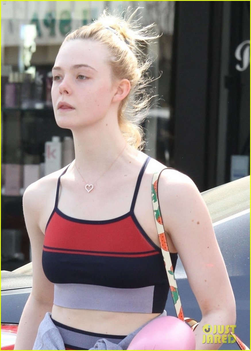elle fanning shows off her fit physique after boxing workout 04