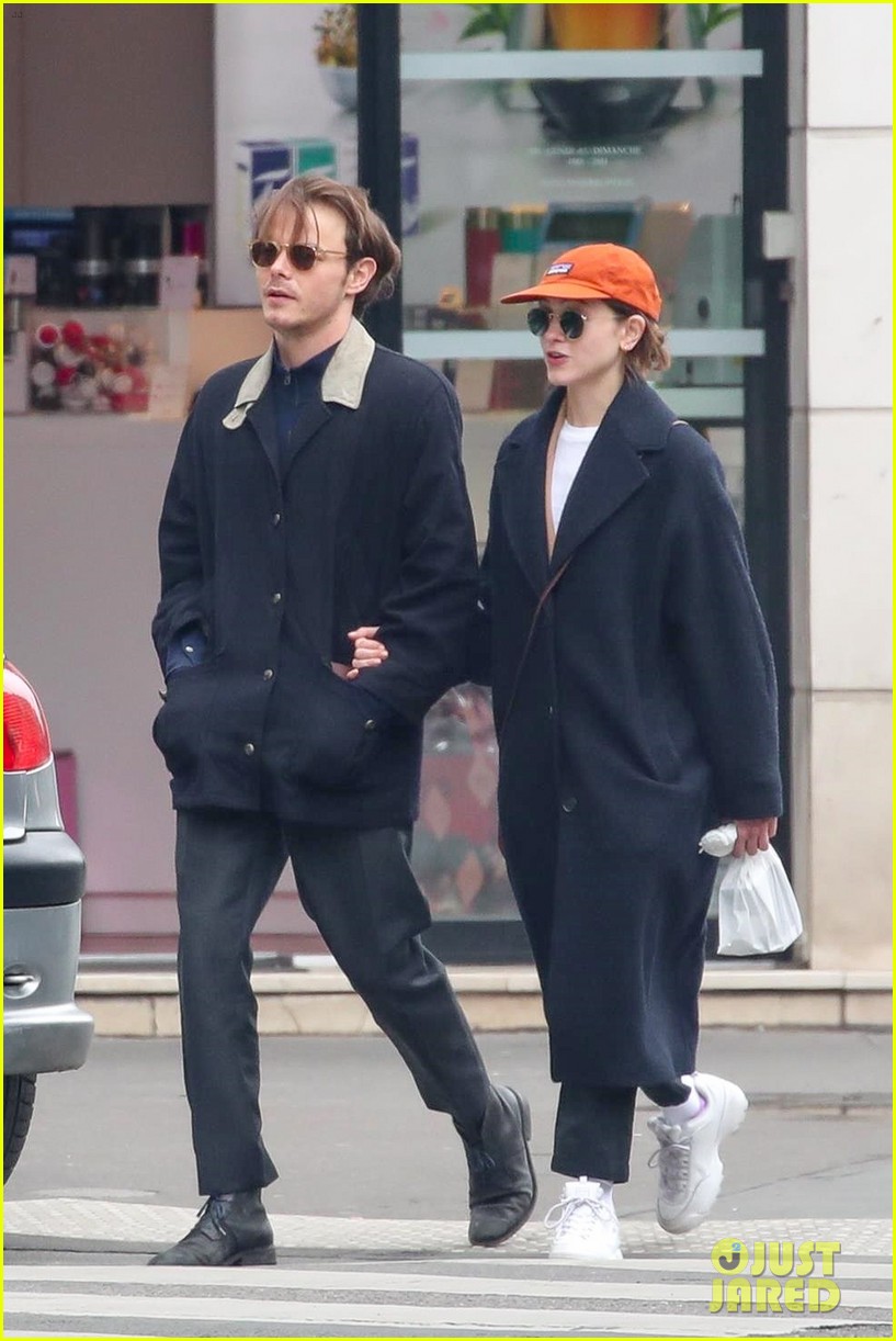 charlie heaton natalia dyer couple up for afternoon stroll 03
