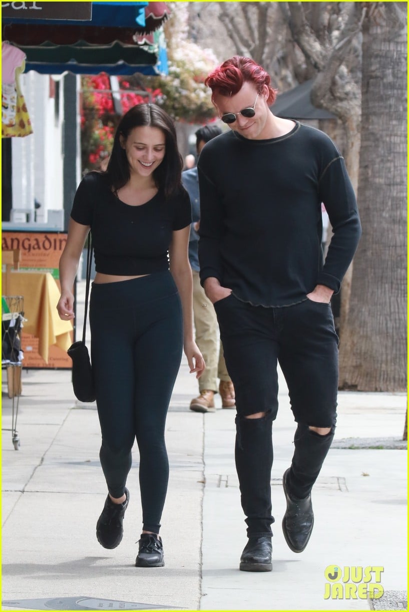 ashton irwin and rumored girlfriend kaitlin blaisdell step out for lunch 01