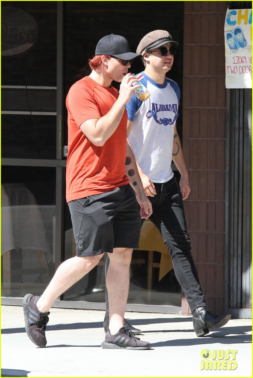 ashton irwin and rumored girlfriend kaitlin blaisdell step out for lunch 02