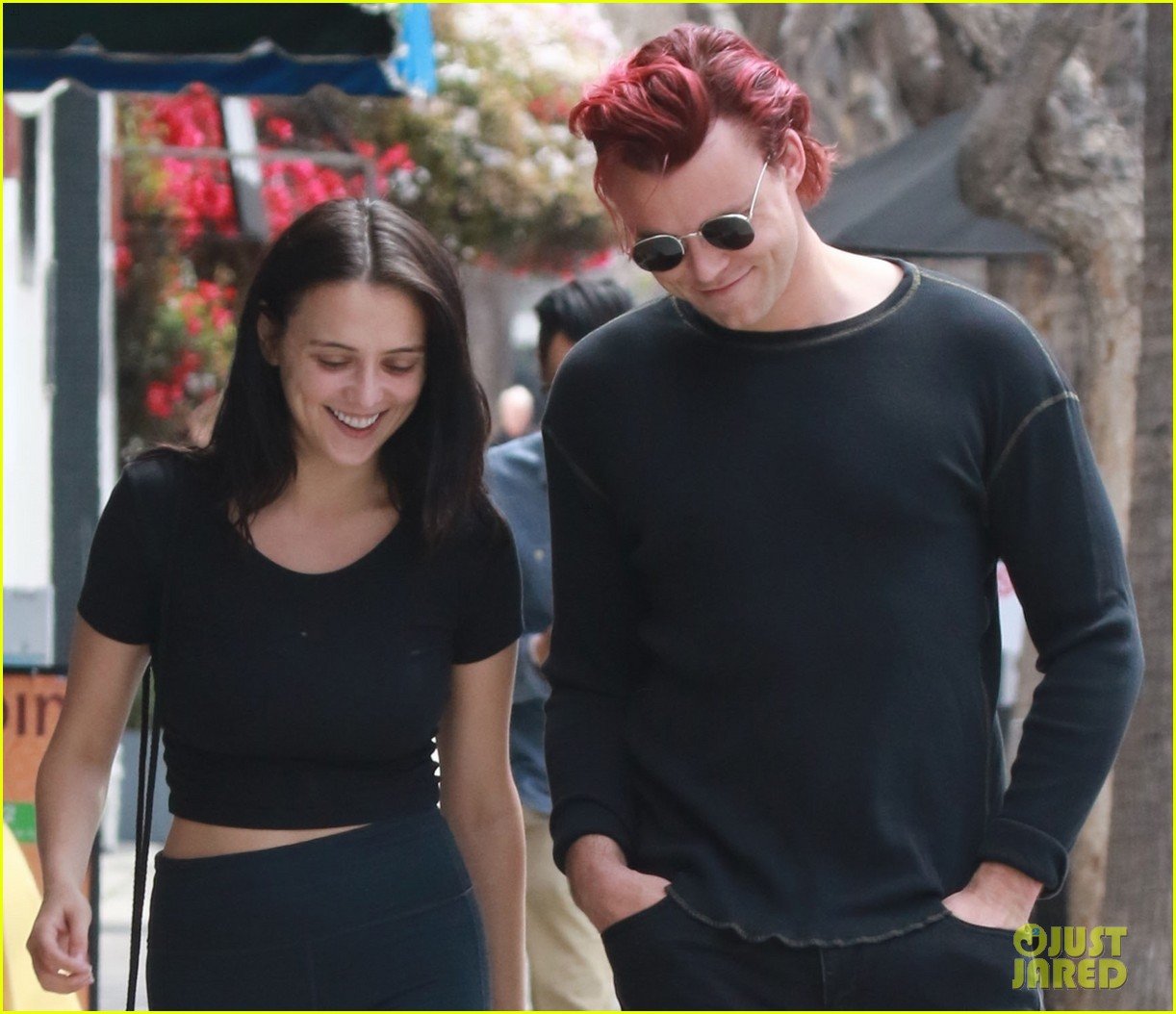 ashton irwin and rumored girlfriend kaitlin blaisdell step out for lunch 03